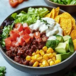 Burrito-Schüsseln mit Rinderhack und frischen Zutaten