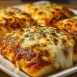 Hausgemachte Käse-Pizza-Taschen frisch aus dem Ofen serviert