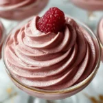 Himbeer-Schokoladenmousse in einer eleganten Dessertschale mit frischen Himbeeren