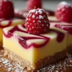 Himbeer-Zitronenriegel mit frischen Himbeeren und Zitrone auf einem Teller