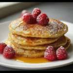 Leckerer Quarkpfannkuchen auf einem Teller serviert