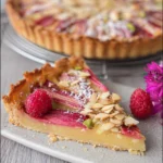 Leckere Rhabarber-Grieß-Tarte auf einem Teller serviert.