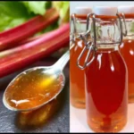 Hausgemachter Rhabarbersirup in einer Flasche, bereit zum Servieren