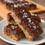 Leckere Schokoladen-Bohnen-Riegel auf einem Holzbrett