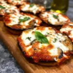 Leckere Auberginen-Pizza mit frischen Zutaten und geschmolzenem Käse.