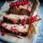 Saftiges Bananenbrot mit roten Johannisbeeren und weißer Schokolade