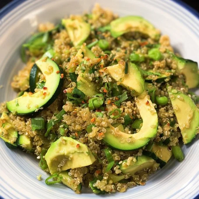 Gesunder veganer Quinoa-Salat mit Avocado und Zucchini auf einem Teller