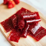 Hausgemachtes Fruchtleder aus verschiedenen Früchten auf einem Blech