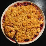 Leckerer Johannisbeer-Apfel-Crumble aus frischen Beeren und Äpfeln