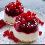 Johannisbeer-Delikatesse mit frischen Johannisbeeren auf einem Dessertteller