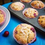 Frisch gebackene Johannisbeer-Mandel-Muffins auf einem Teller