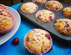 Frisch gebackene Johannisbeer-Mandel-Muffins auf einem Teller