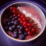 Johannisbeer-Smoothie-Bowl mit frischen Johannisbeeren und Früchten
