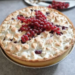 Johannisbeer Tarte mit knusprigem Mandelbaiser als köstliches Dessert