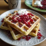 Leckere Johannisbeer-Waffeln auf einem Teller serviert