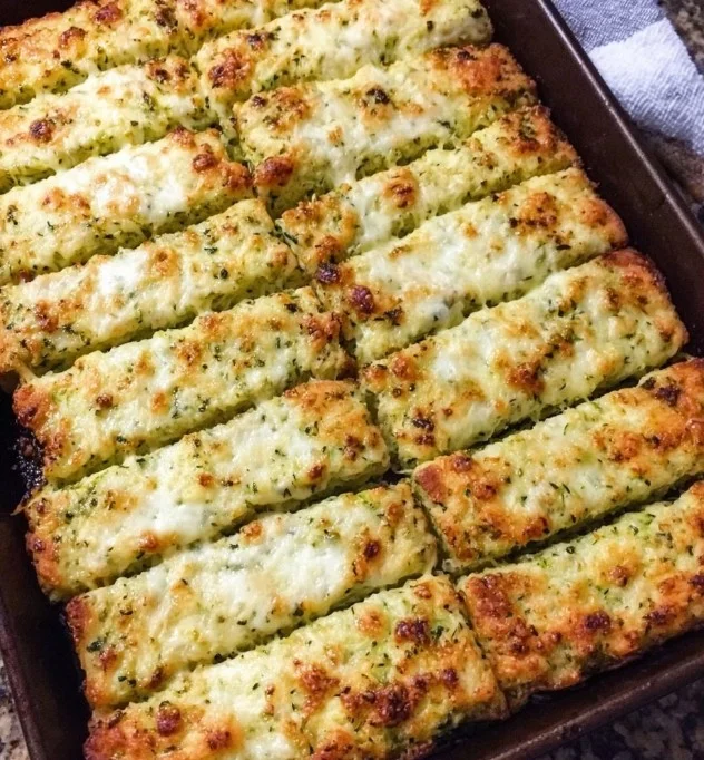 Käse-Zucchini-Brotsticks frisch aus dem Ofen serviert.