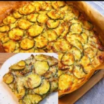 Selbstgemachte Scarpaccia mit Zucchini auf einem Teller