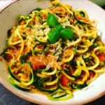Schnelle und cremige Zoodles mit frischen Zutaten auf einem Teller