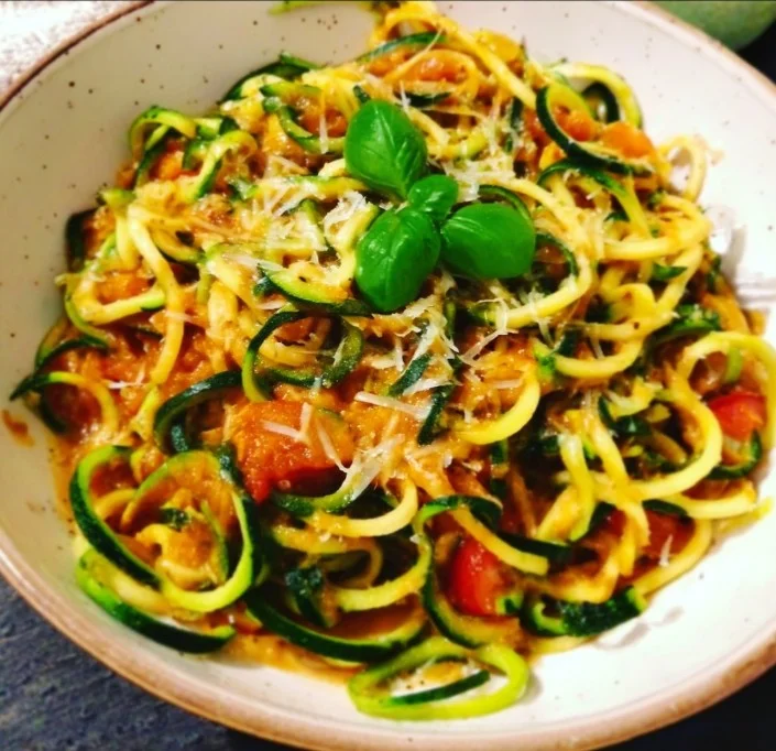 Schnelle und cremige Zoodles mit frischen Zutaten auf einem Teller