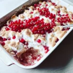 Schneller Johannisbeeren-Auflauf mit Baiser auf einem Teller serviert