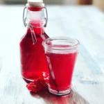 Selbstgemachter Johannisbeersirup aus frischen Johannisbeeren