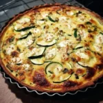 Vegetarische Quiche mit Zucchini und Feta auf einem Teller serviert