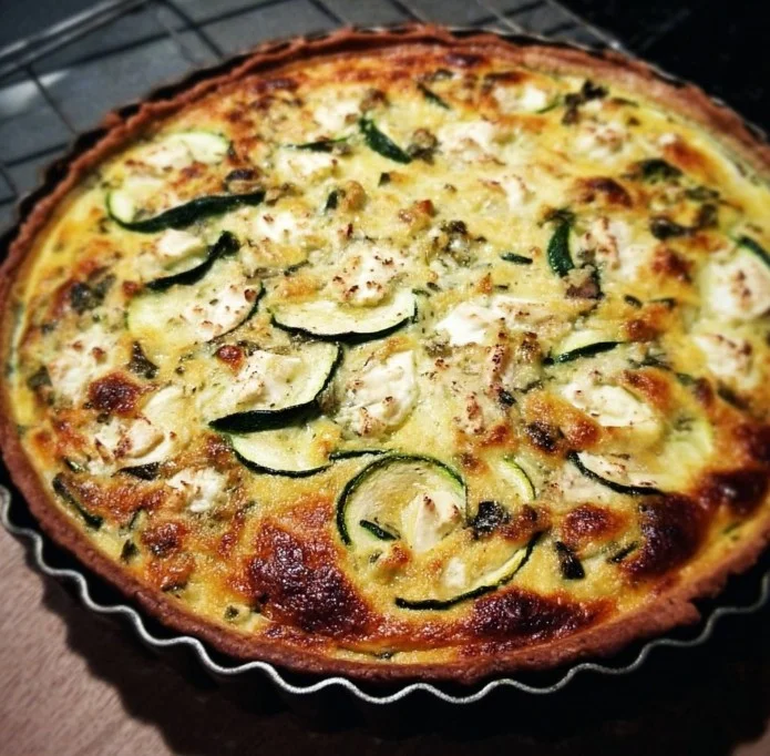 Vegetarische Quiche mit Zucchini und Feta auf einem Teller serviert