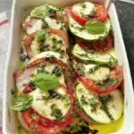 Zucchini Caprese mit Hähnchenfilet auf einem Teller angerichtet