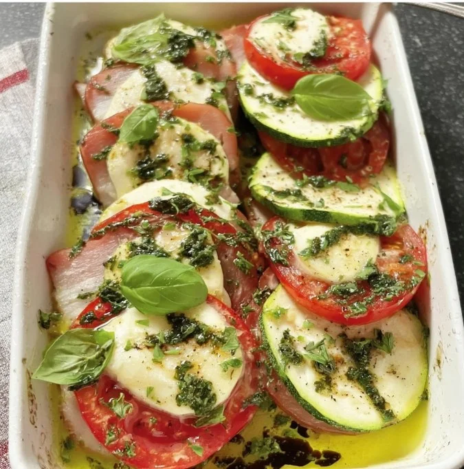 Zucchini Caprese mit Hähnchenfilet auf einem Teller angerichtet