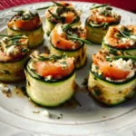 Zucchini-Lachs-Röllchen mit Frischkäse-Füllung auf einem Teller