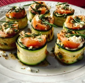 Zucchini-Lachs-Röllchen mit Frischkäse-Füllung auf einem Teller