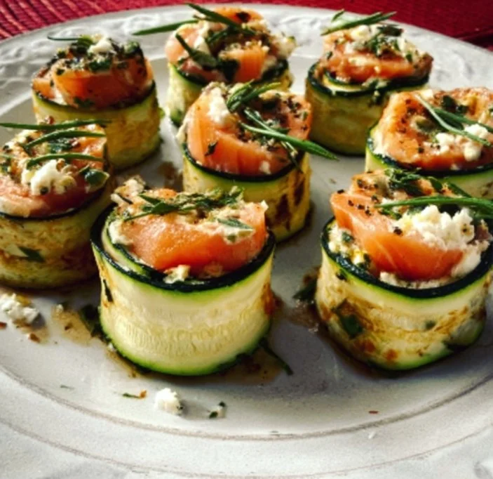 Zucchini-Lachs-Röllchen mit Frischkäse-Füllung auf einem Teller