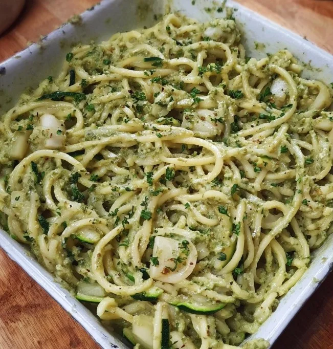 Zucchini-Pesto Pasta mit frischen Zutaten auf einem Teller