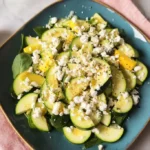 Köstlicher Zucchinisalat mit frischen Zutaten zubereitet.