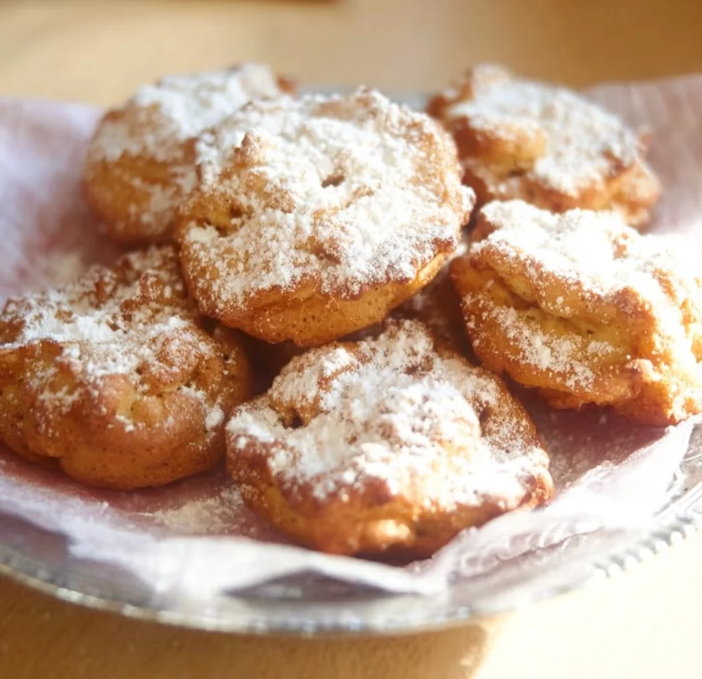 Leckere selbstgemachte Apfelkekse mit Äpfeln und Zimt