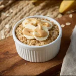 Gebackene Haferflocken aus dem Airfryer serviert in einer Schüssel.