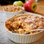 Herzhafter Apfel-Crumble nach Omas Geheimrezept auf einem Teller serviert.