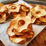 Eine Schüssel mit knusprigen Apfelchips, frisch zubereitet aus Äpfeln.