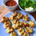 Knusprige Tortellini-Spieße aus dem Airfryer, serviert auf einem Teller.