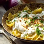 Leckeres Pasta-Gericht mit frischen Zutaten in einem ansprechenden Teller angerichtet