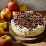 Schwedische Apfeltorte mit Äpfeln und Zimt auf einem Teller serviert.