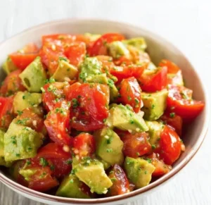Low Carb Avocado-Tomaten-Salat mit frischen Zutaten
