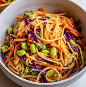 Thailändischer Erdnuss-Pasta-Salat mit frischem Gemüse und Erdnusssauce.