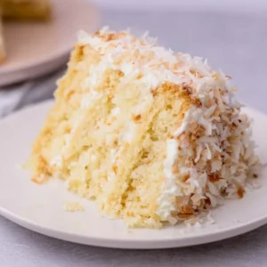 Kokosnusskuchen mit Frischkäse-Frosting auf einem eleganten Teller