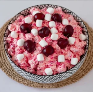 Kirschen Käsekuchen Fluff mit frischen Kirschen und cremiger Käsekuchenfüllung