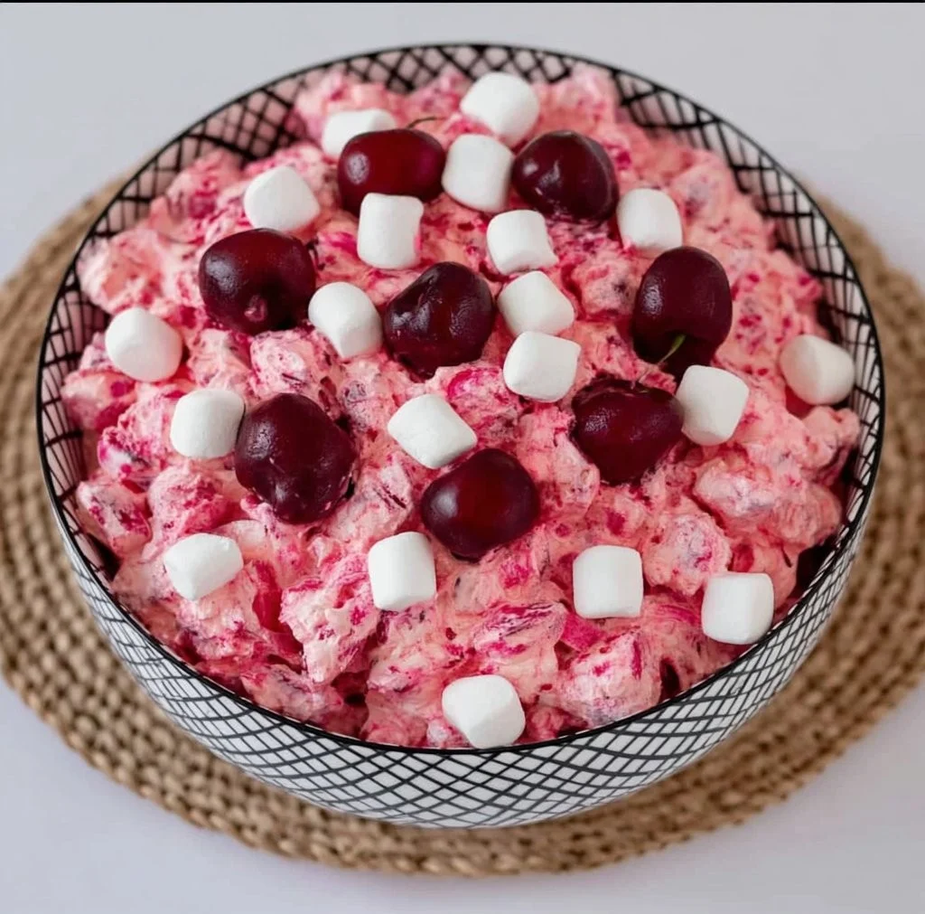 Kirschen Käsekuchen Fluff mit frischen Kirschen und cremiger Käsekuchenfüllung