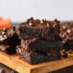 Saftige Bananen-Möhren-Brownies auf einem Teller